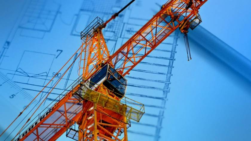 Photo d'une grue utiliser pour construire un batiment à moindre coût