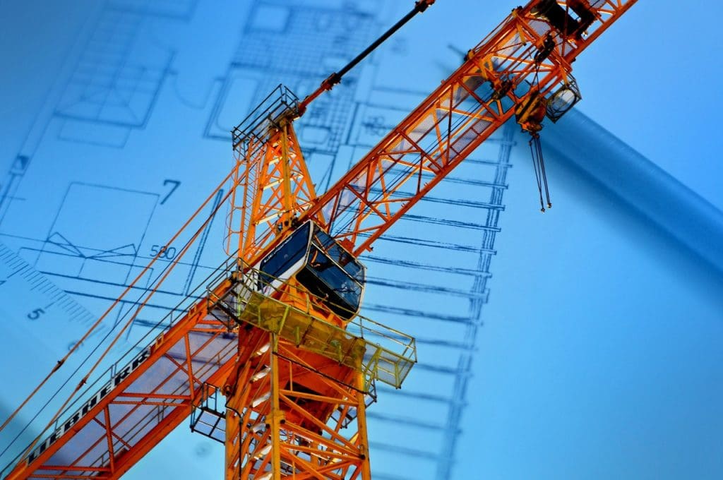 Photo d'une grue utiliser pour construire un batiment à moindre coût